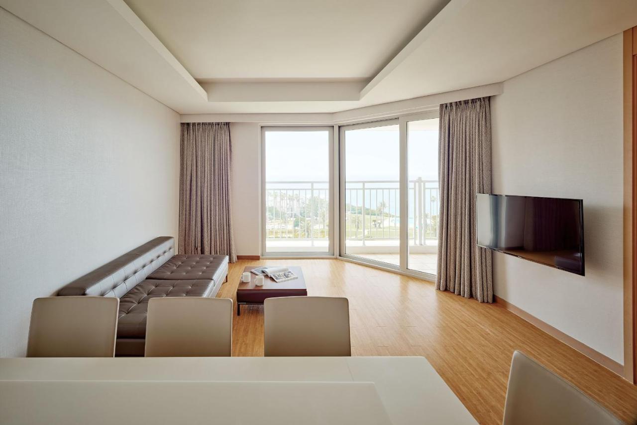 Sono Calm Jeju Hotel Сеогвипо Екстериор снимка