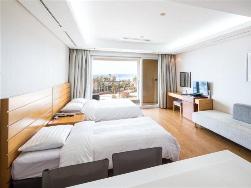Sono Calm Jeju Hotel Сеогвипо Екстериор снимка