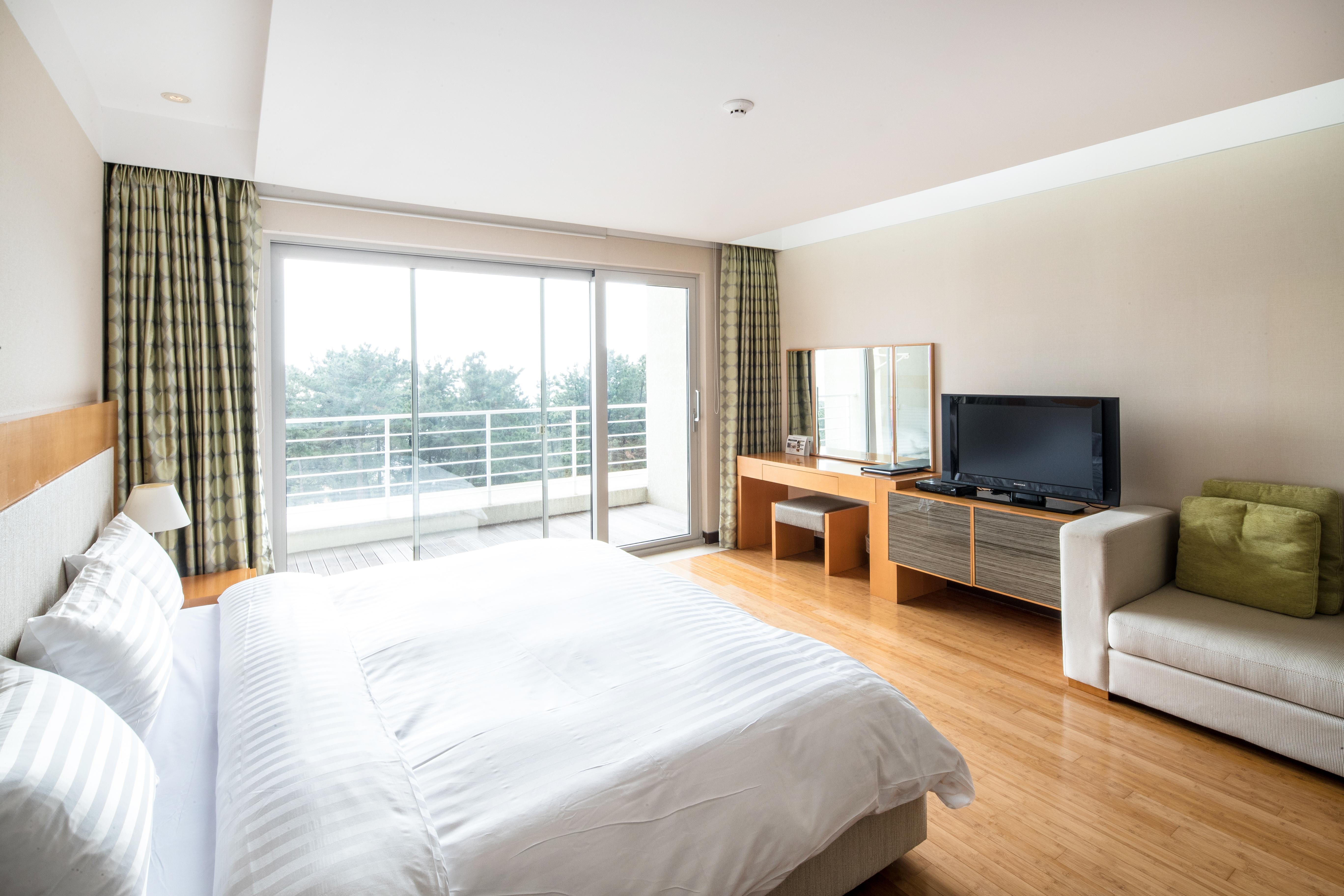 Sono Calm Jeju Hotel Сеогвипо Екстериор снимка