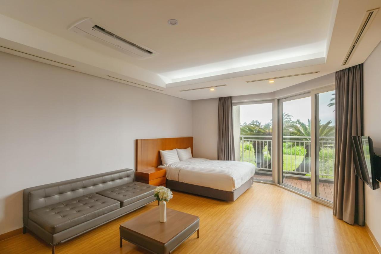 Sono Calm Jeju Hotel Сеогвипо Екстериор снимка