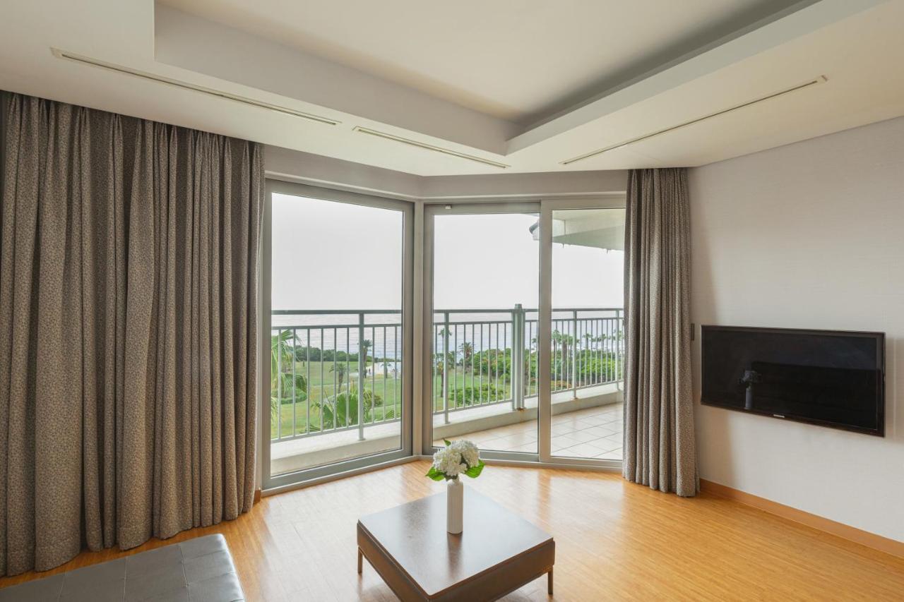 Sono Calm Jeju Hotel Сеогвипо Екстериор снимка