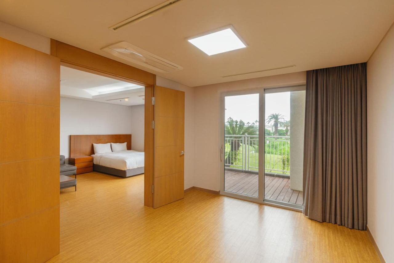 Sono Calm Jeju Hotel Сеогвипо Екстериор снимка