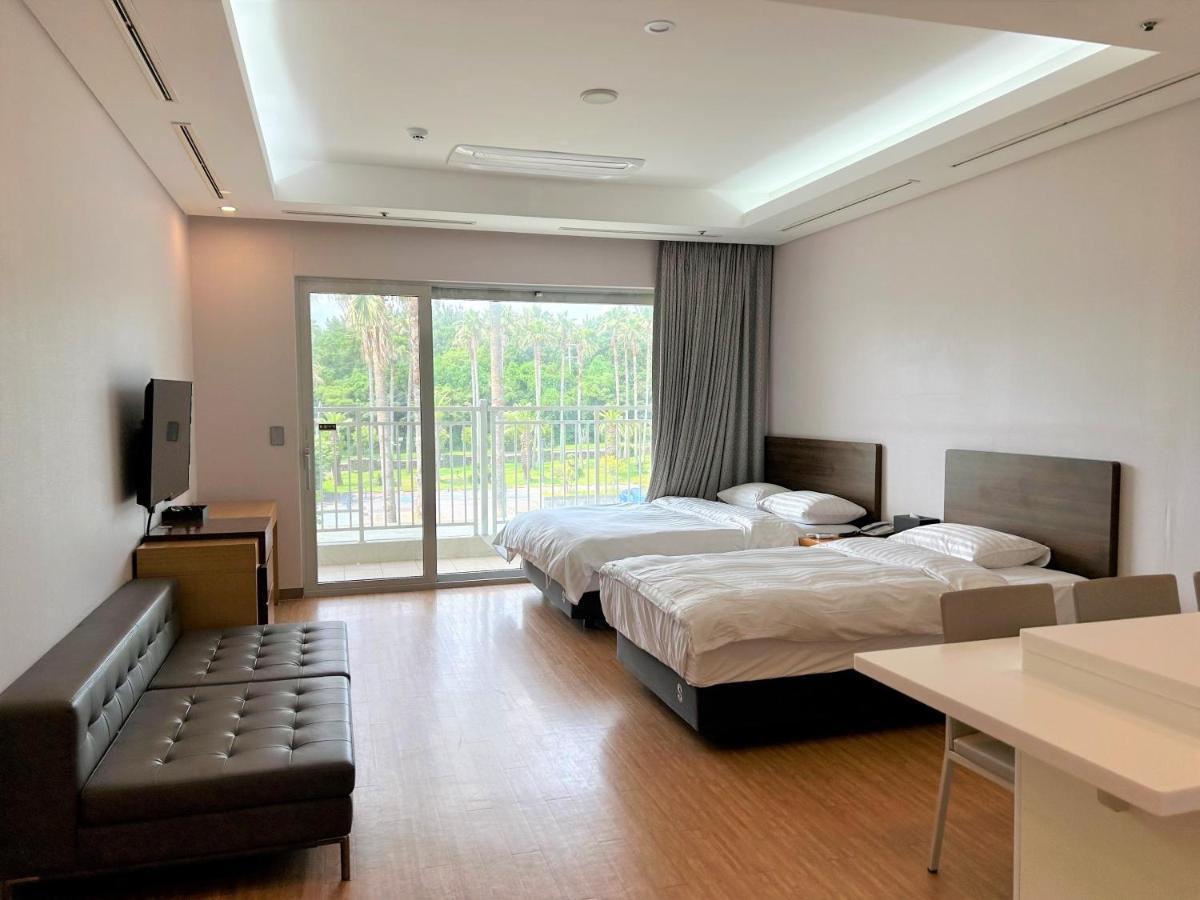 Sono Calm Jeju Hotel Сеогвипо Екстериор снимка