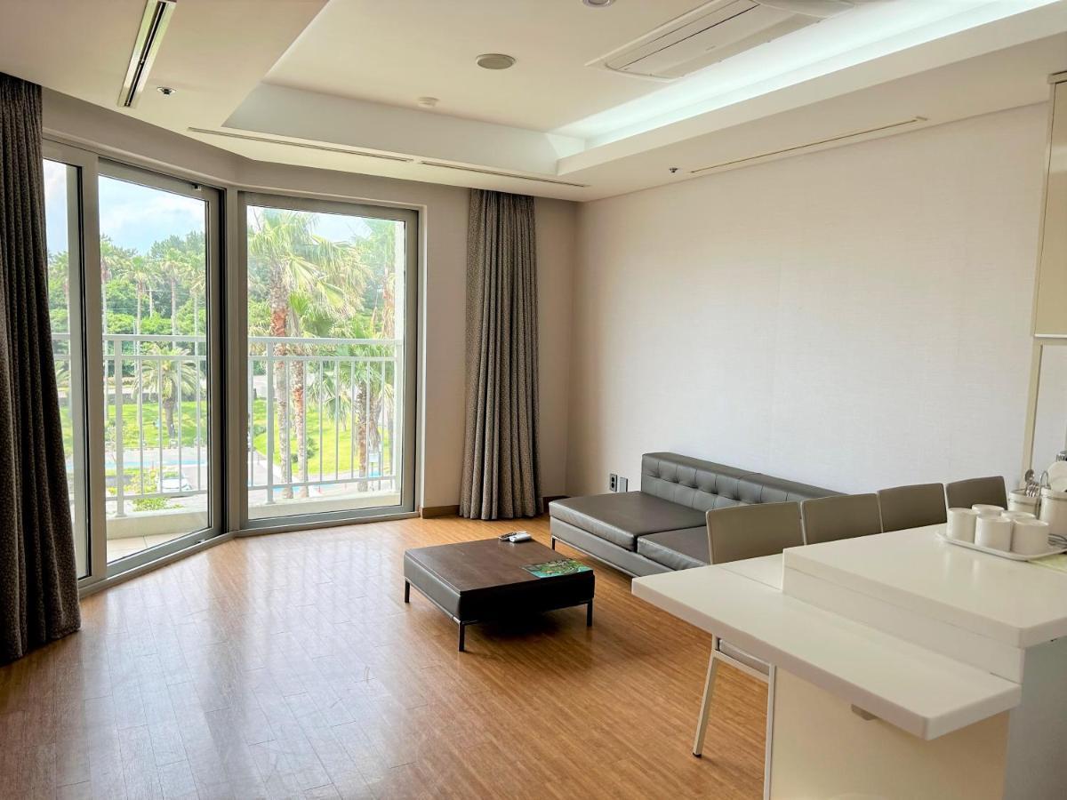 Sono Calm Jeju Hotel Сеогвипо Екстериор снимка