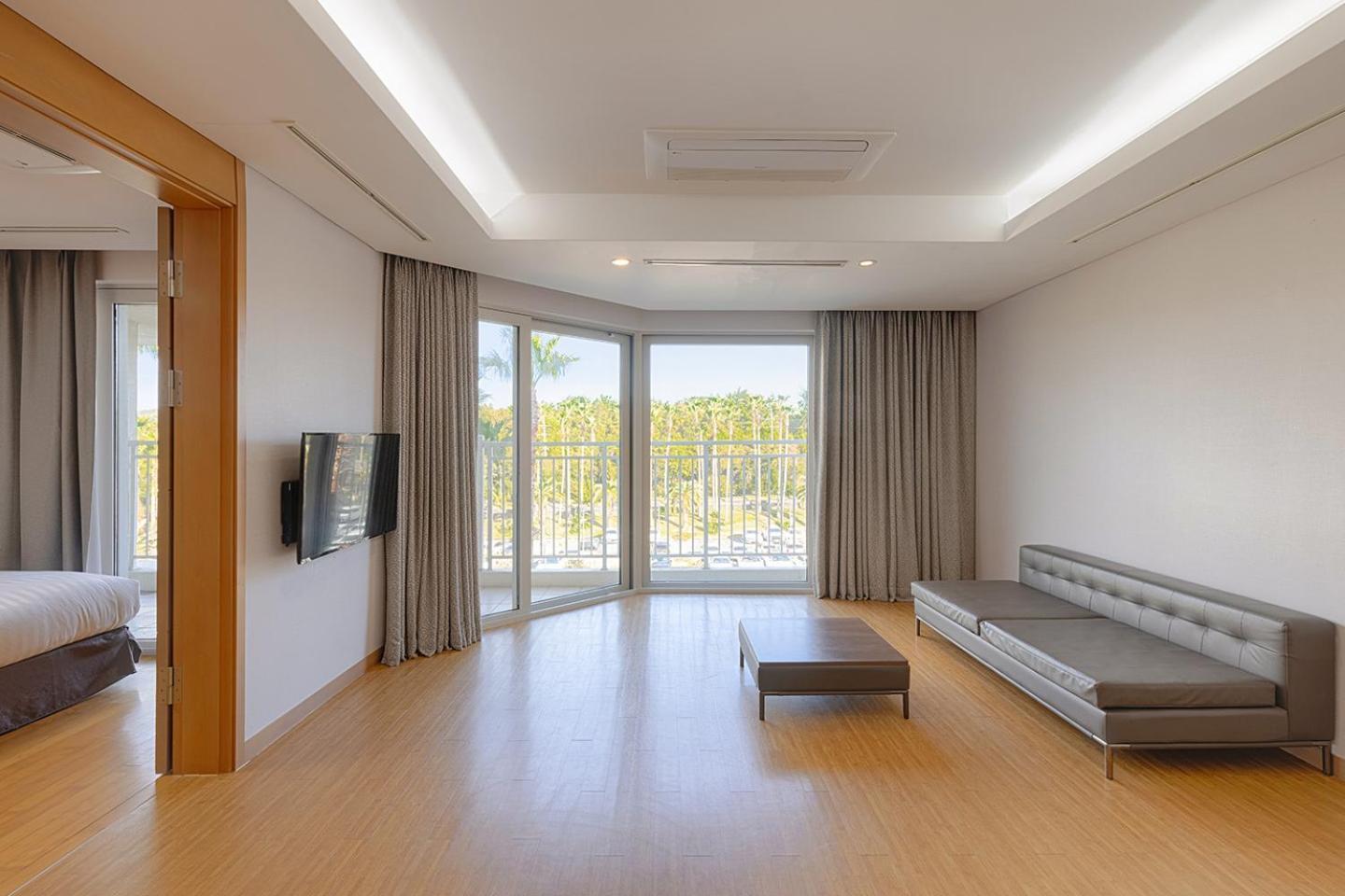Sono Calm Jeju Hotel Сеогвипо Екстериор снимка