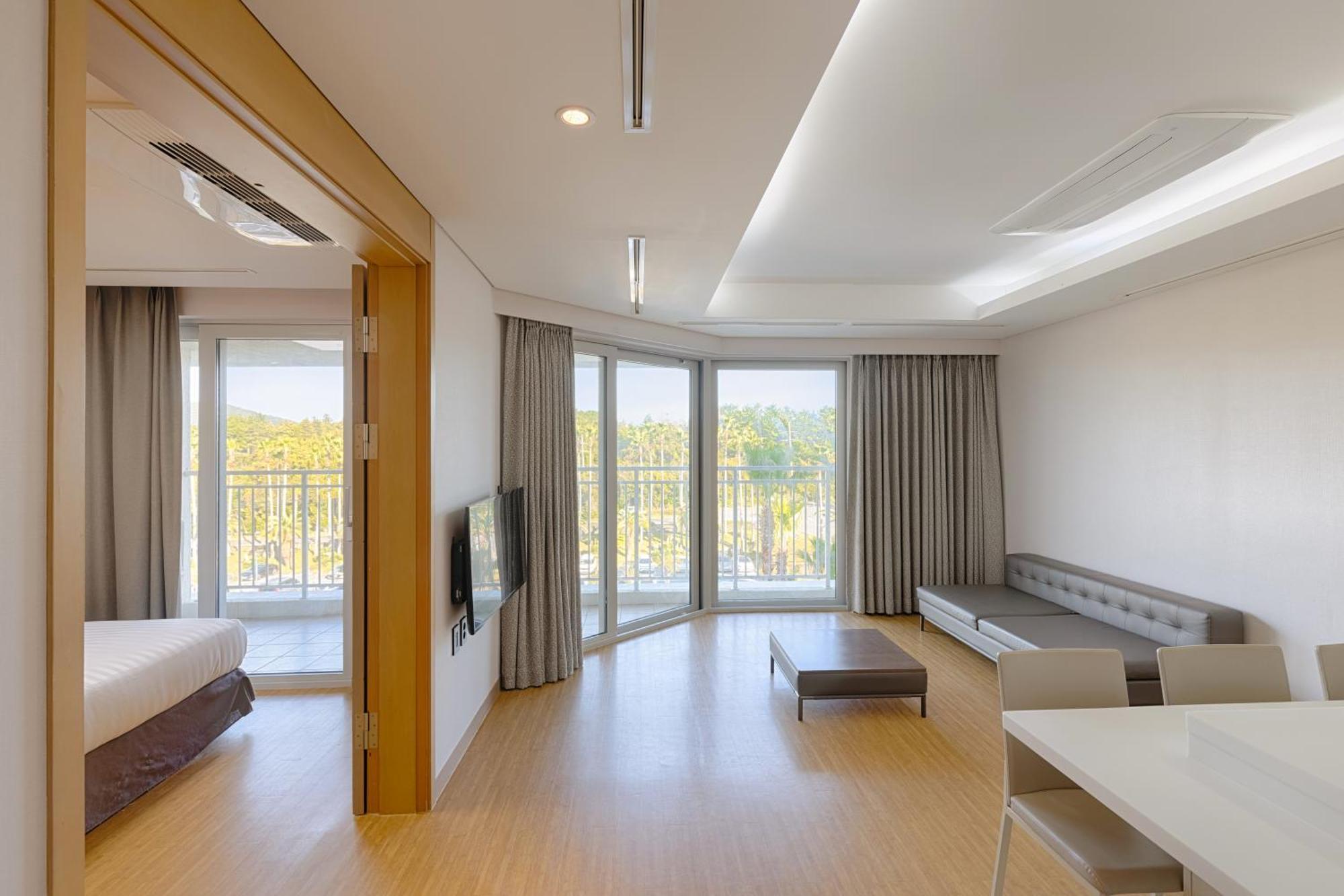 Sono Calm Jeju Hotel Сеогвипо Екстериор снимка