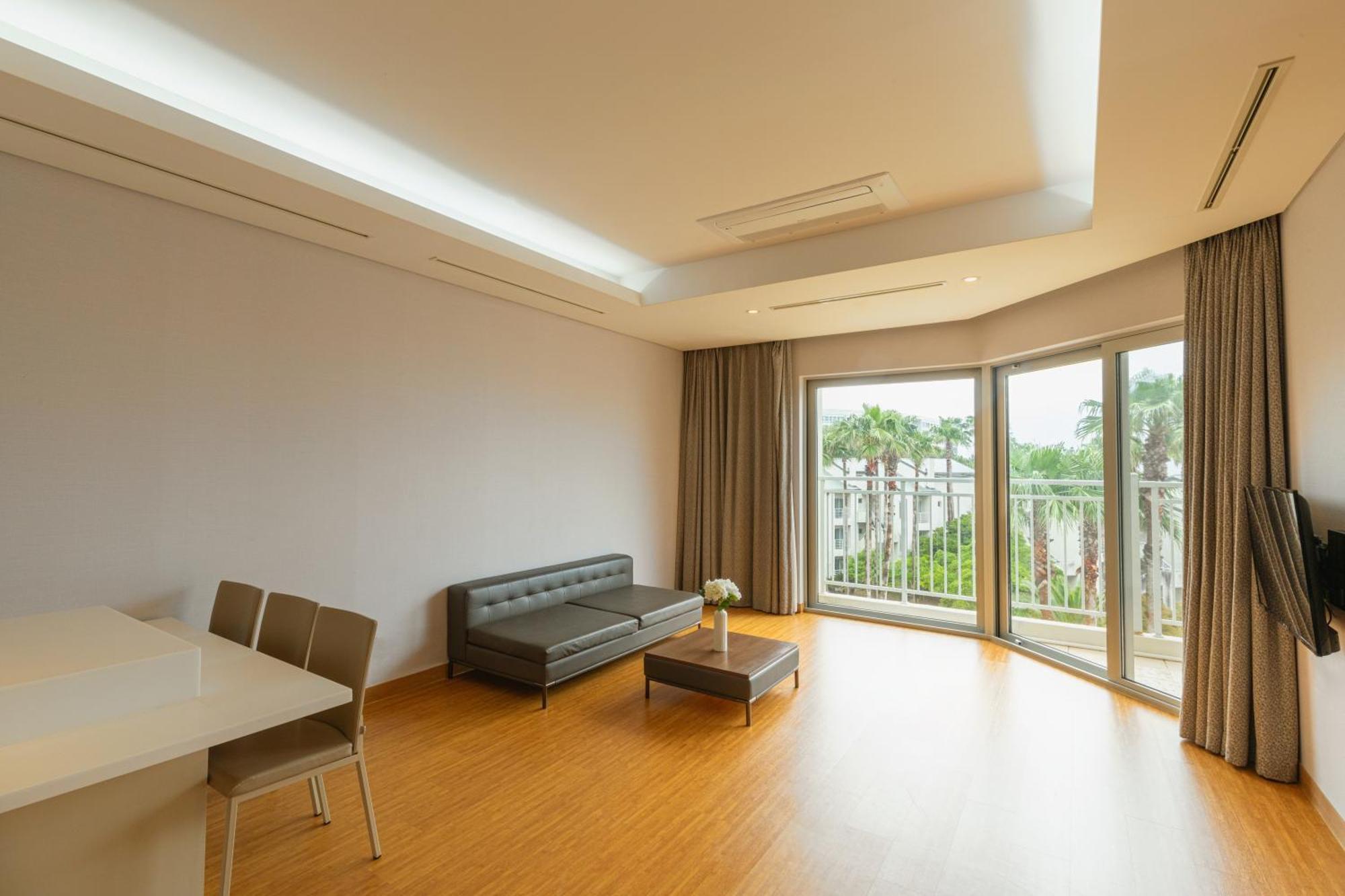 Sono Calm Jeju Hotel Сеогвипо Екстериор снимка