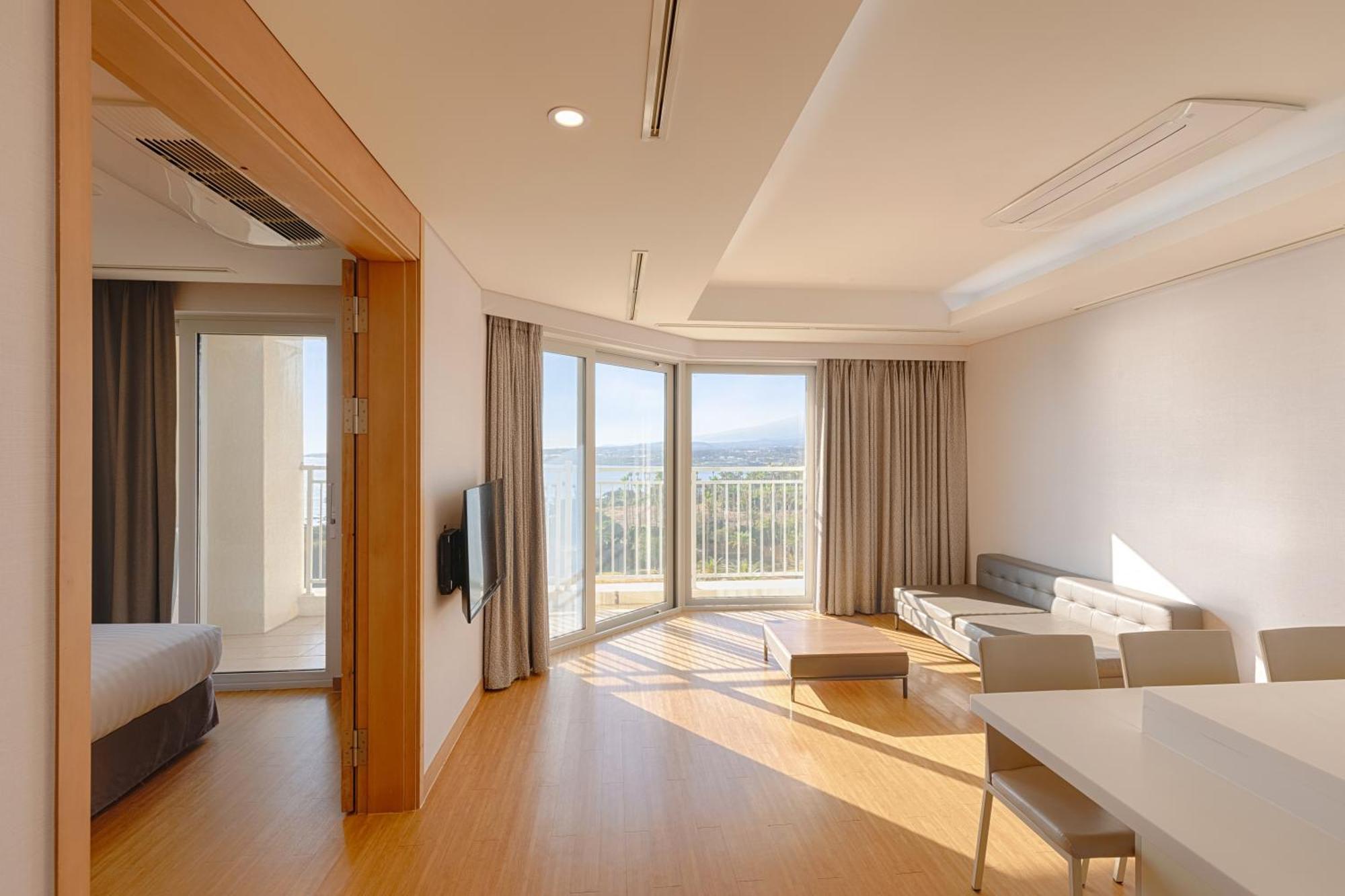 Sono Calm Jeju Hotel Сеогвипо Екстериор снимка